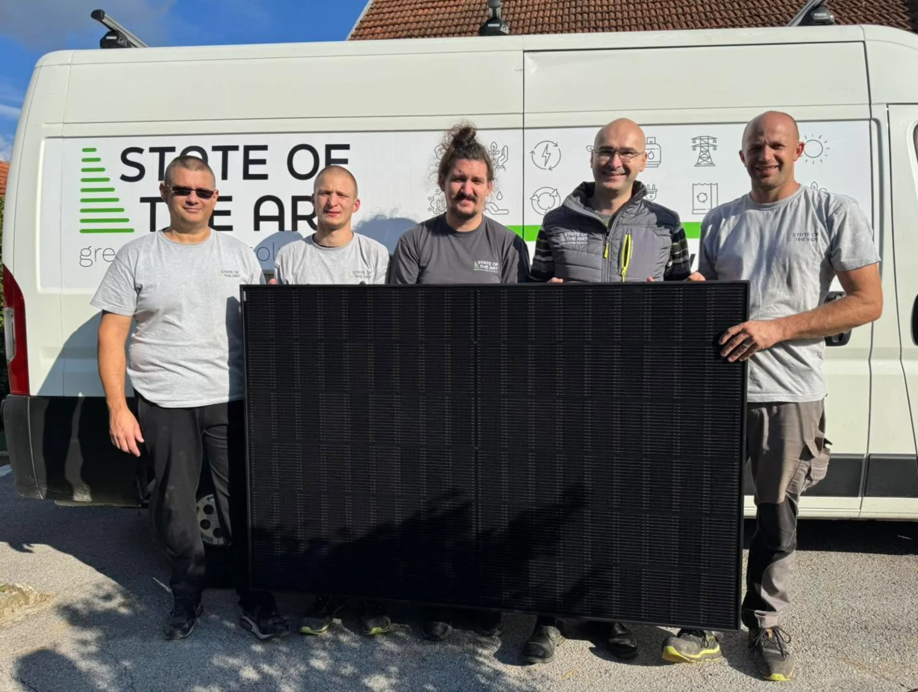 STATE OF THE ART tim na terenu s fotonaponskim panelom